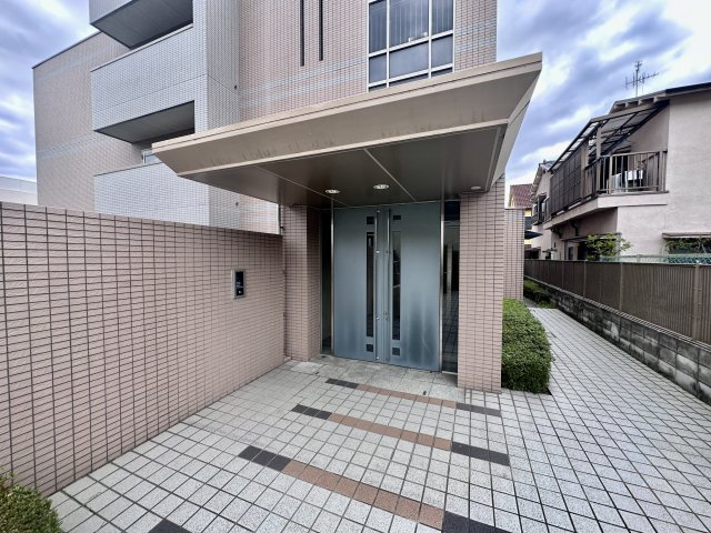 柏原市大県３丁目の賃貸マンションのエントランス