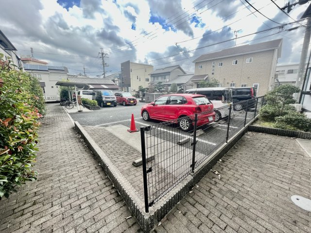 羽曳野市伊賀１丁目のアパートの駐車場