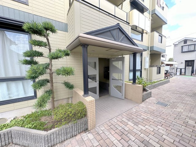 松原市天美我堂３丁目のアパートのエントランス