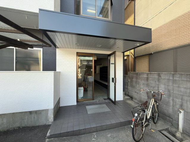 松原市天美北３丁目の賃貸マンションのエントランス