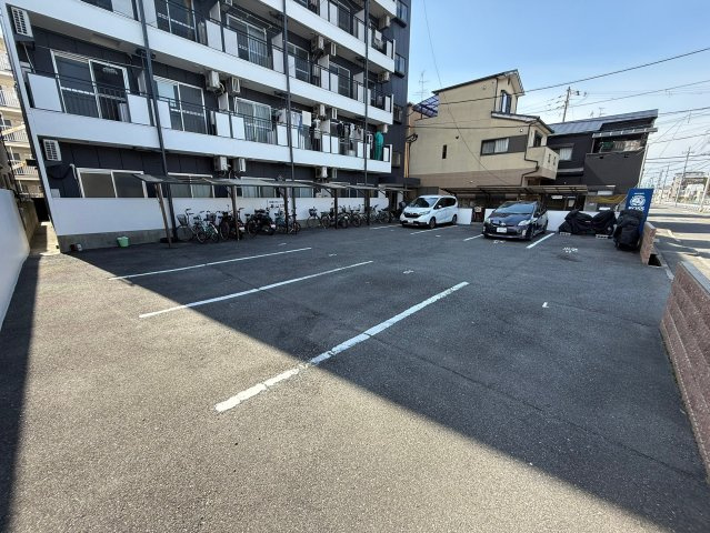 松原市天美北３丁目の賃貸マンションの駐車場