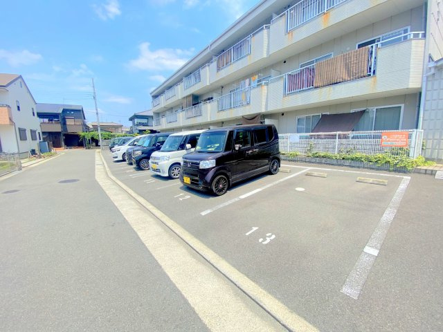 柏原市大県３丁目の賃貸マンションの駐車場