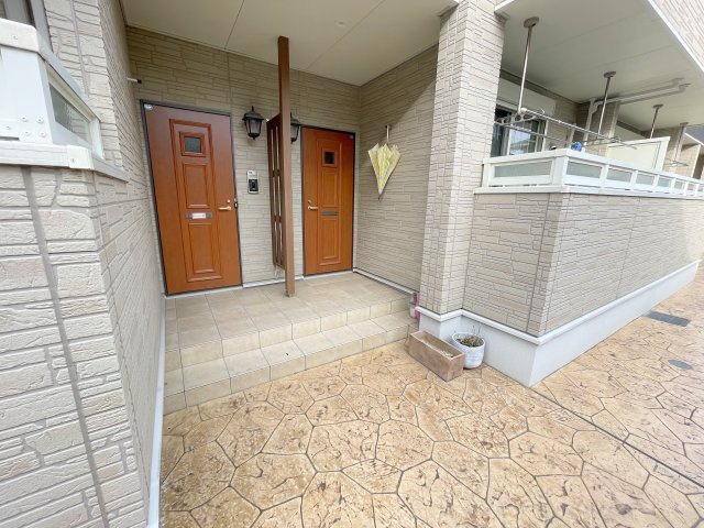 藤井寺市大井４丁目のアパートのエントランス