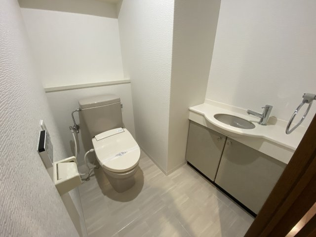 トイレに洗面台がついています！