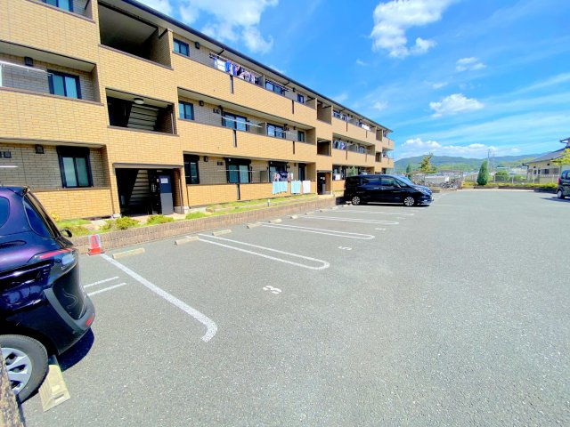羽曳野市古市のアパートの駐車場