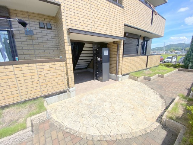 羽曳野市古市のアパートのエントランス