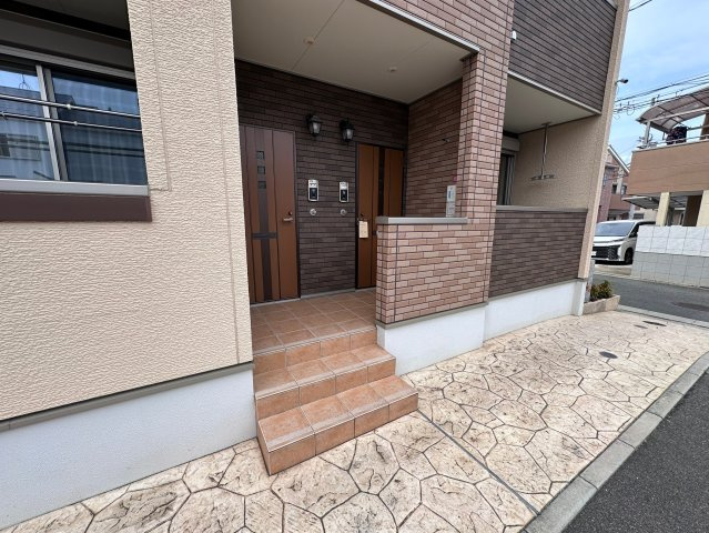 羽曳野市高鷲２丁目のアパートのエントランス