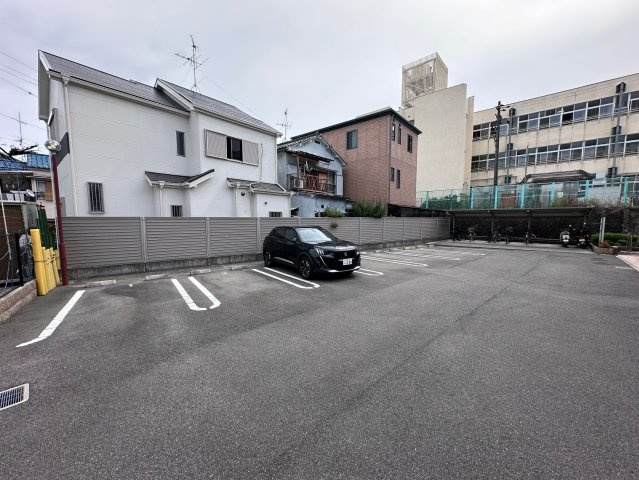 羽曳野市高鷲２丁目のアパートの駐車場