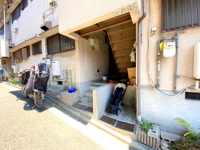 羽曳が丘ハイコーポのエントランス