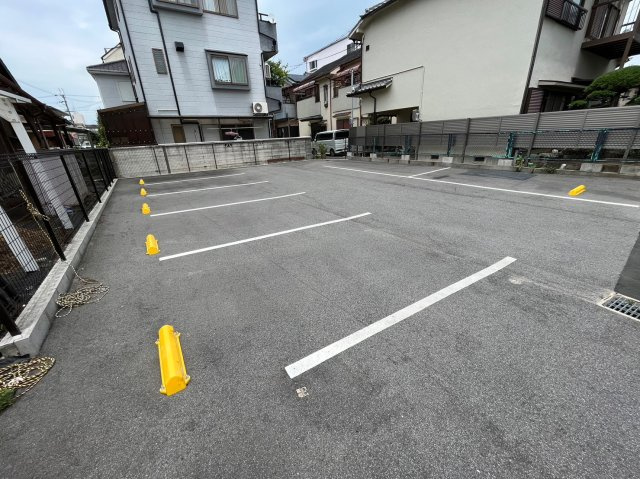 松原市岡５丁目のアパートの駐車場