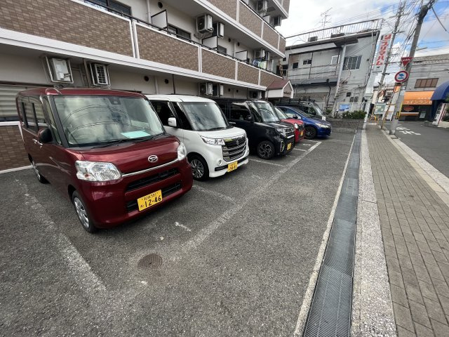 松原市天美南２丁目の賃貸マンションの駐車場