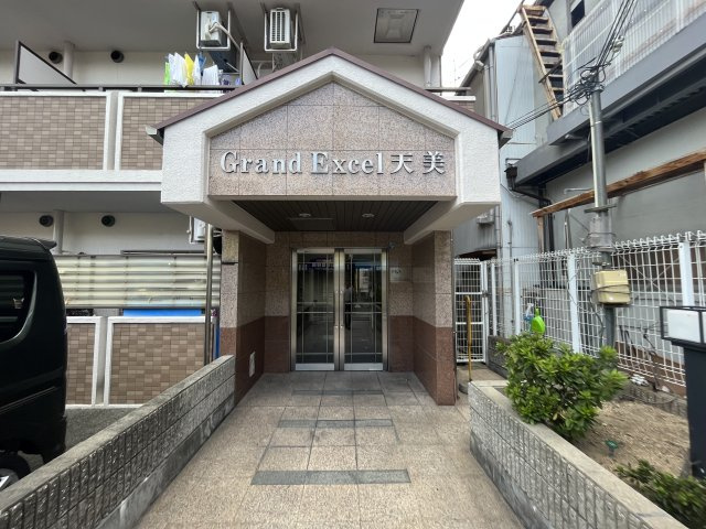 松原市天美南２丁目の賃貸マンションのエントランス
