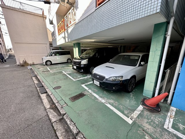 松原市天美南５丁目の賃貸マンションの駐車場