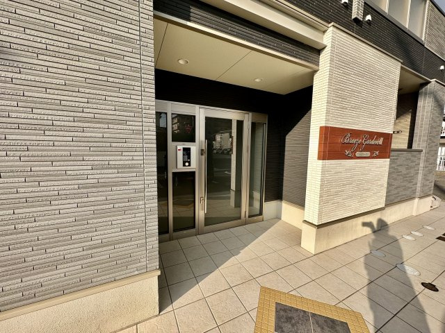 柏原市法善寺２丁目のアパートのエントランス