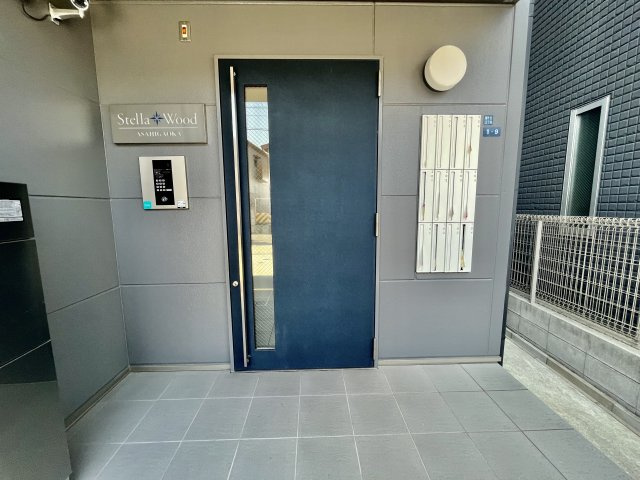 柏原市旭ケ丘３丁目のアパートのエントランス