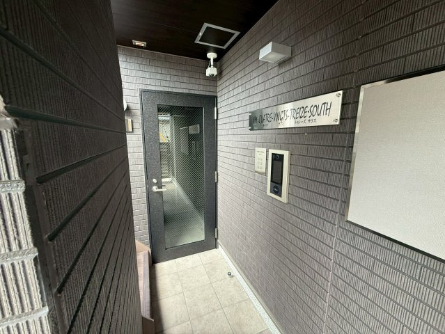富田林市常盤町の賃貸マンションのエントランス