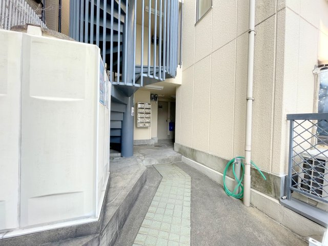 羽曳野市東阪田の賃貸マンションのエントランス