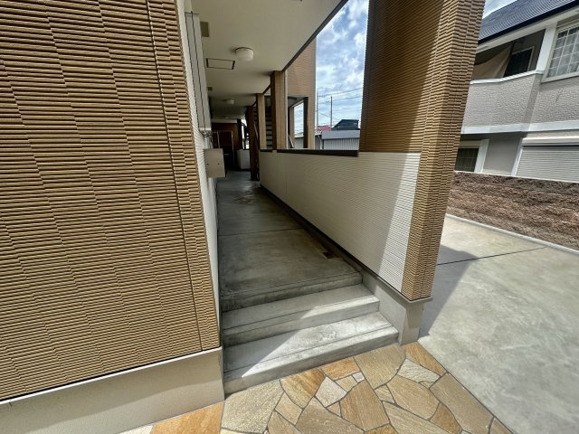 羽曳野市南恵我之荘５丁目のアパートのエントランス