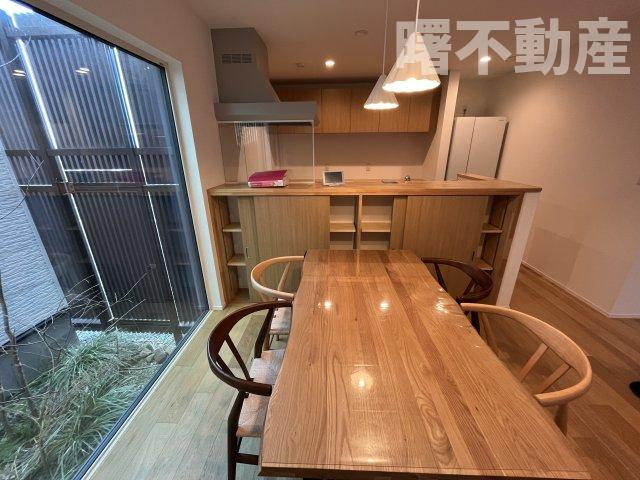 天童市大字山元346-7　中古住宅のダイニング|カウンター裏にも収納があります。左手側は内庭です