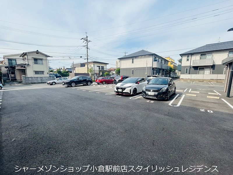 内山神岳ビルの駐車場