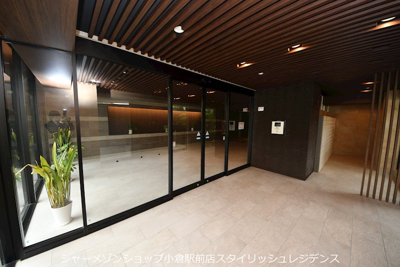 内山神岳ビルのエントランス
