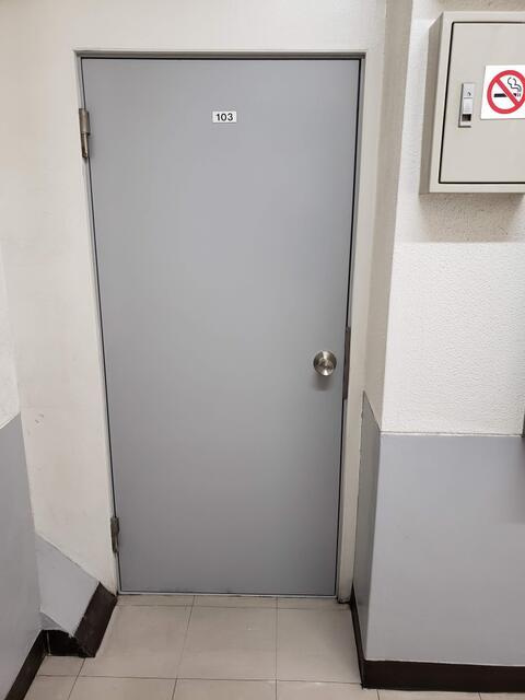 末廣ビルの玄関