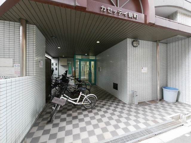 カセッティ新町のエントランス