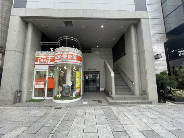 ギャラリービルのエントランス