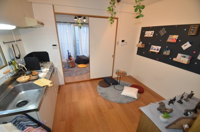 神戸市中央区八雲通１丁目の賃貸マンションの居間・リビング|モデルルームのため家具家電は付きません