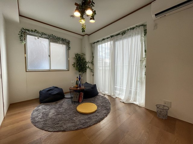 神戸市中央区八雲通１丁目の賃貸マンションの居間・リビング|モデルルームのため家具家電は付きません