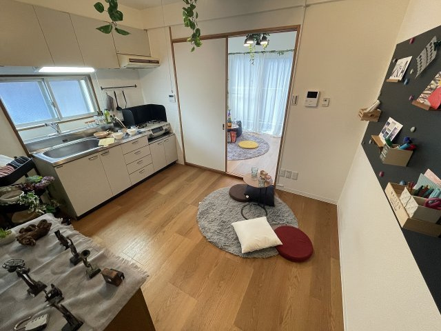 神戸市中央区八雲通１丁目の賃貸マンションの居間・リビング|モデルルームのため家具家電は付きません