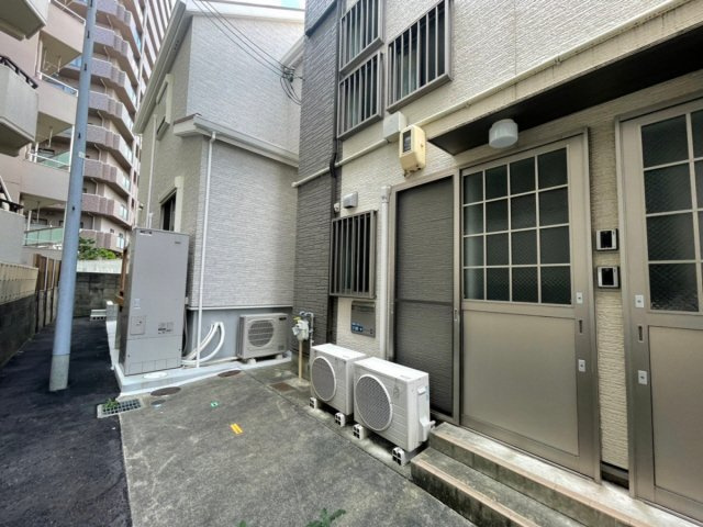 神戸市灘区原田通１丁目のアパートのエントランス