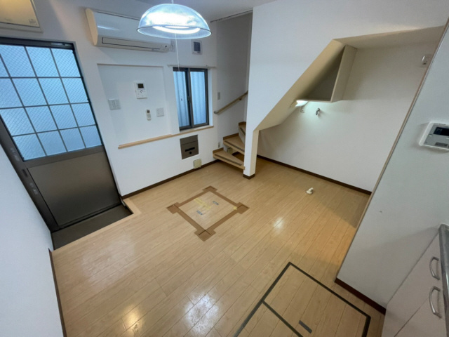 神戸市灘区原田通１丁目のアパートの居間・リビング
