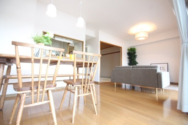 西宮市老松町の賃貸マンションの居間・リビング|家具家電はイメージです。実際には付きません。