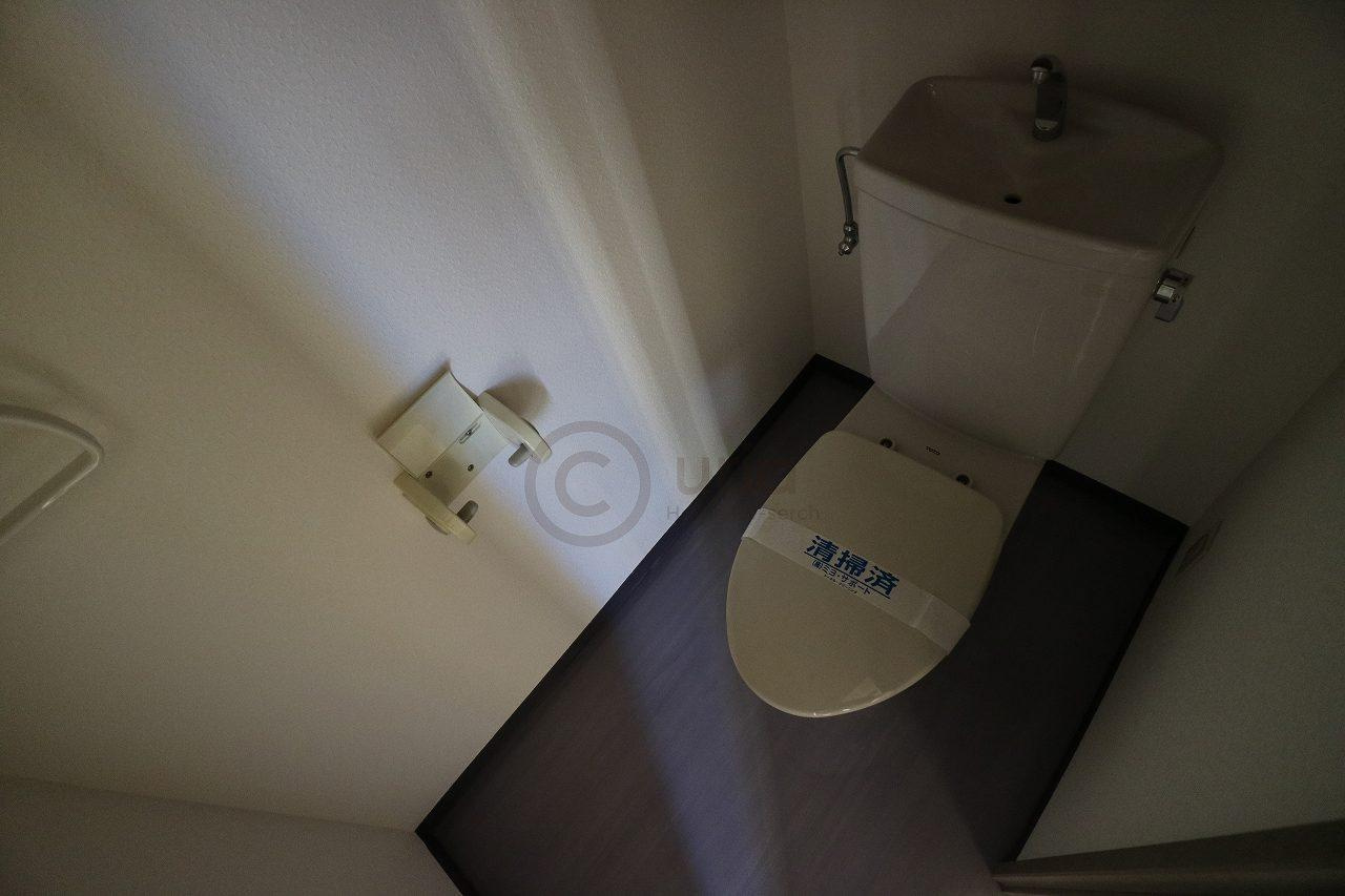 神戸市東灘区岡本３丁目の賃貸マンションのトイレ