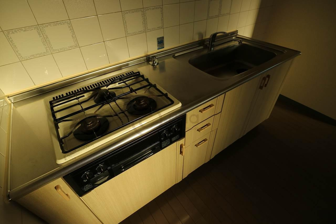 神戸市東灘区岡本３丁目の賃貸マンションのキッチン