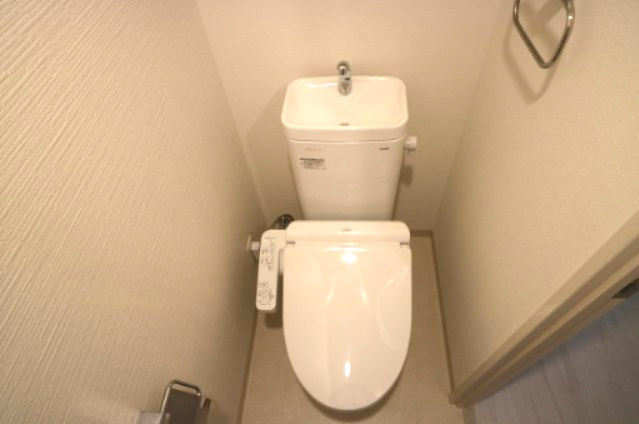 神戸市灘区備後町３丁目の賃貸マンションのトイレ