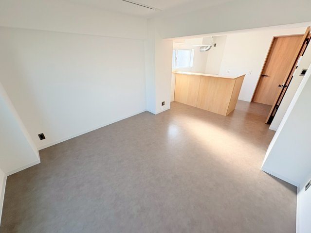 神戸市東灘区岡本８丁目の賃貸マンションの居間・リビング