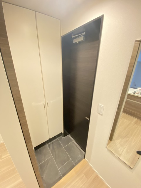 西宮市松山町のアパートの玄関