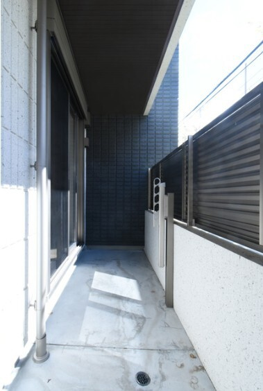 西宮市松山町のアパートのバルコニー
