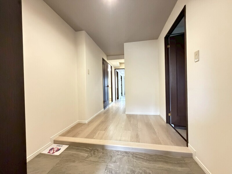西宮市老松町の賃貸マンションの玄関