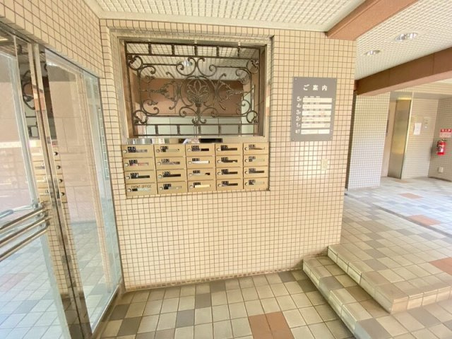 西宮市老松町の賃貸マンションのエントランス