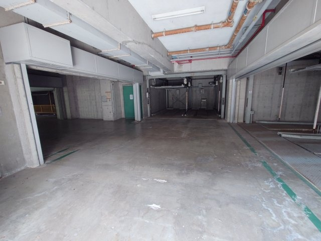 西宮市老松町の賃貸マンションの駐車場