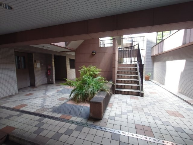 西宮市老松町の賃貸マンションのロビー