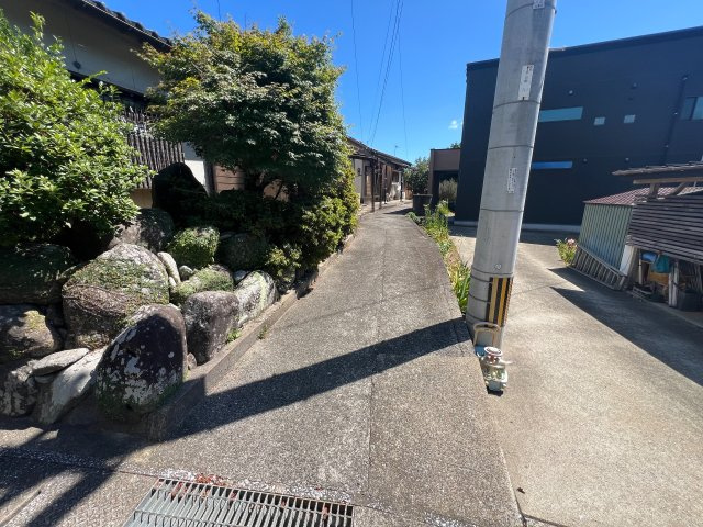 長崎市平山町　平屋建　４DKの前面道路含む現地写真