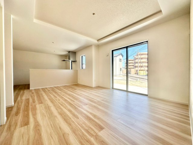 リガーレ　岡崎市中島町１期の居間・リビング|家族が自然と集まる広々としたリビング。お子様の成長を見守りながら過ごせます。									
									