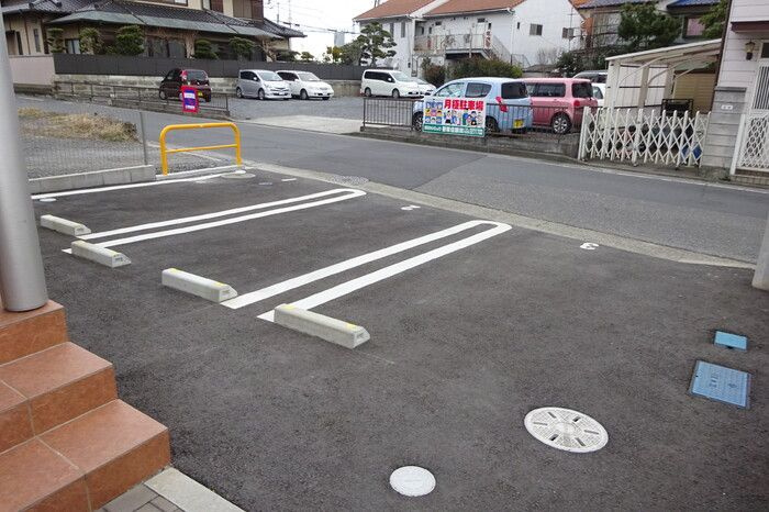 セゾン セツの駐車場