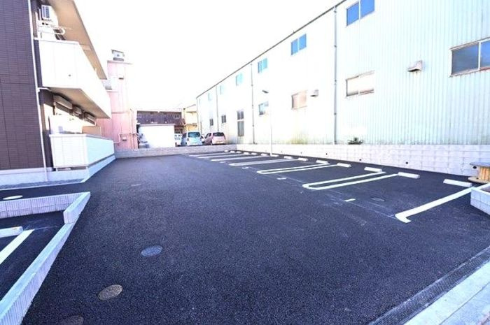 ハルメゾン三の丸の駐車場
