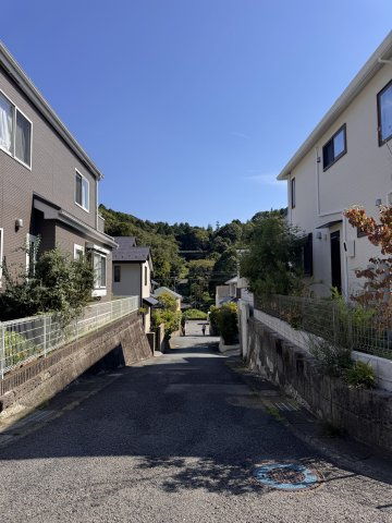 鎌倉、風が抜ける静かな邸宅。の前面道路含む現地写真