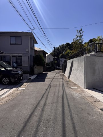 鎌倉、風が抜ける静かな邸宅。の前面道路含む現地写真